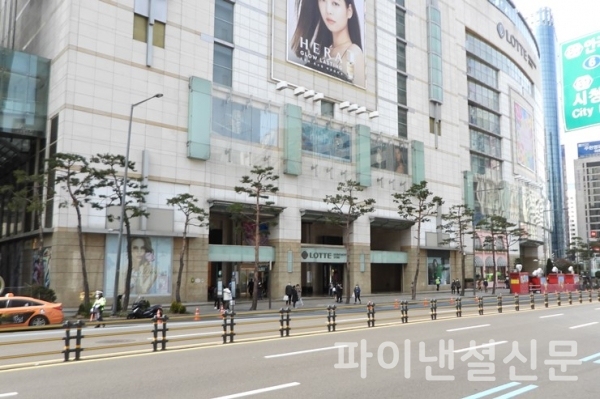 지난 3월 초 코로나19 확산에 명동 롯데백화점 앞 관광객이 급감한 모습. (사진=황병우 기자)