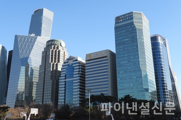 금융투자 권역은 펀드관련 손익 증가로 26조원이 넘는 상당한 당기순이익을 올렸다. 사진은 여의도 증권가 빌딩들 (사진=황병우 기자)
