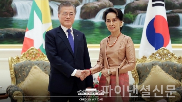 지난해 9월 초 미얀마를 국빈방문한 문재인 대통령이 아웅산 수찌 국가고문과 정상회담 후 악수하며 사진을 촬영하고 있다. (사진=청와대)