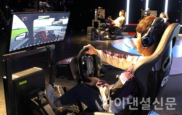 지난해 10월 진행된 슈퍼레이스 eSports 경기 모습 (사진=슈퍼레이스)