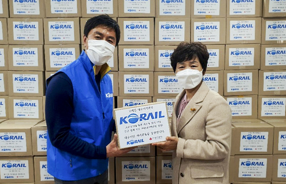 한국철도가 대구시 북구 산격종합복지관에 간편식품 등 구호물품을 전달하고 있다. (사진=한국철도)