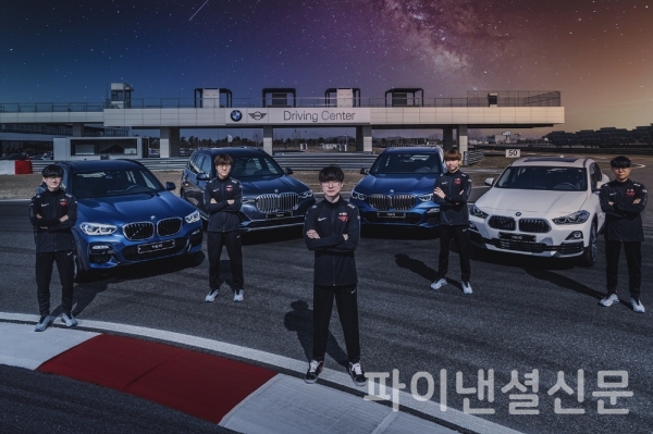 BMW 그룹이 대한민국 e스포츠팀 T1과 후원 파트너십 체결했다. '페이커 이상혁 선수(가운데)를 비롯해 T1 리그 오브 레전드 팀이 후원 차량들과 포즈를 취하고 있다. (사진=BMW)