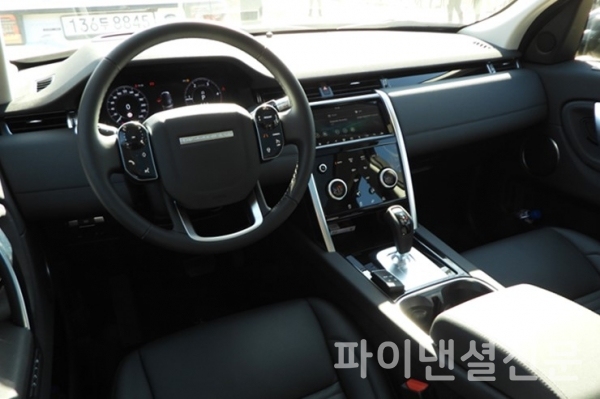 실내 버튼들이 터치식으로 바뀌면서 깔끔하고 고급스러워졌지만, 고광택 소재는 지문이 많이 남는다. (사진=황병우 기자)