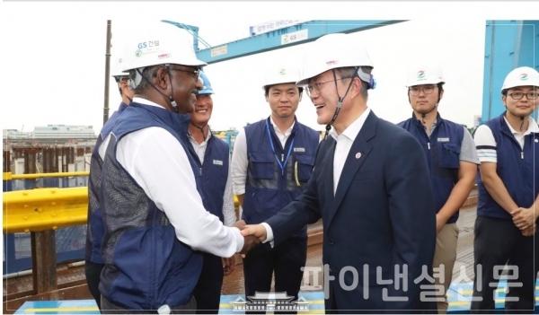 지난 2018년 11월 문재인 대통령(오른쪽 세번째)이 한․아세안 정상회의를 마친 후 GS건설을 비롯한 여러 우리 기업들이 참여하고 있는 싱가포르 지하철 공사현장을 방문한 모습. (사진=외교부)