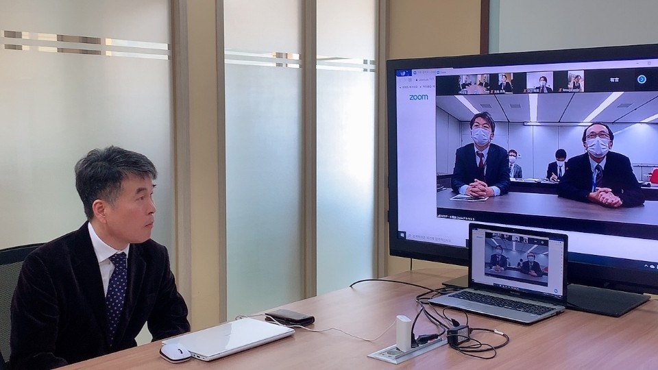 지난 21일 신천우 쏘우웨이브 대표가 Katsufumi Fukunishi NTT간사이 대표(오른쪽), Minoru Yamada NTT간사이 비즈니스 이노베이션 부서 실장(왼쪽)과 본계약에 앞서 킥오프 회의를 진행하고 있다. (사진=쏘우웨이브)