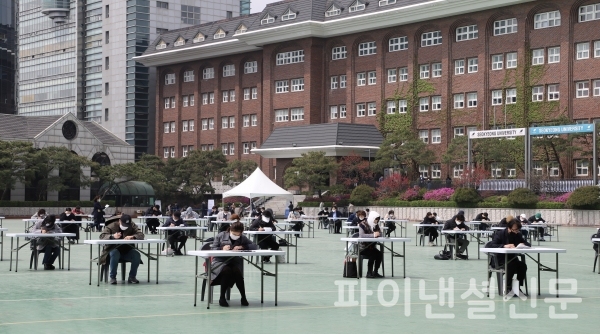 코로나19 영향으로 수험생 간에는 2미터 가량 거리를 두고 설계사 시험이 진행됐다. (사진=손해보험협회)