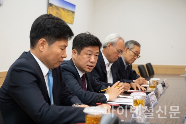 8일 오전 평택시청에서 열린 노.사.민.정 특별협의체 간담회에서 유의동 미래통합당 국회의원(평택을, 사진 왼쪽에서 두 번째)이 현재 상황에 대해 이야기하고 있다. 사진 왼쪽부터 홍기원 더불어민주당 국회의원 당선인(평택갑), 유의동 국회의원, 대통령 소속 경제사회노동위원회 문성현 위원장, 이계안 지속가능재단 이사장. (사진=쌍용차)