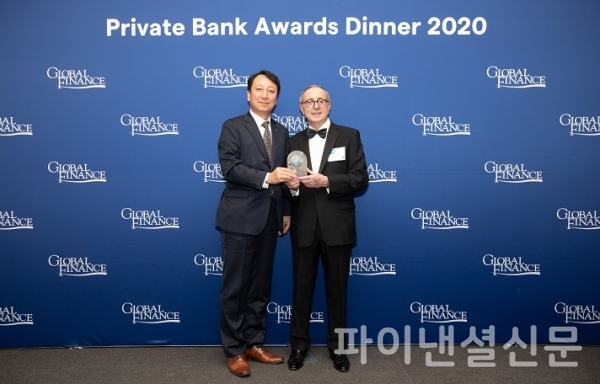 지난 3월 5일 미국 뉴욕 하바드 클럽(Harvard Club)에서 개최된 'Best Private Bank Awards 2020' 시상식에서 이병현 하나은행 뉴욕지점장왼쪽)이 'Global Best Technology Solution for Private Banks'을 수상한 후 조셉 히라푸토(Joseph D. Giarraputo) 글로벌파이낸스 발행인 겸 편집장(사진 오른쪽)과 기념촬영을 하고 있다./사진=하나은행