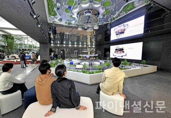 현대차 임직원들이 본사 1층 로비에 설치된 역동적 미래도시 구현을 위한 '스마트 모빌리티 솔루션' UAM, PBV, Hub의 축소 모형물을 관람하고 있다. (사진=현대차)