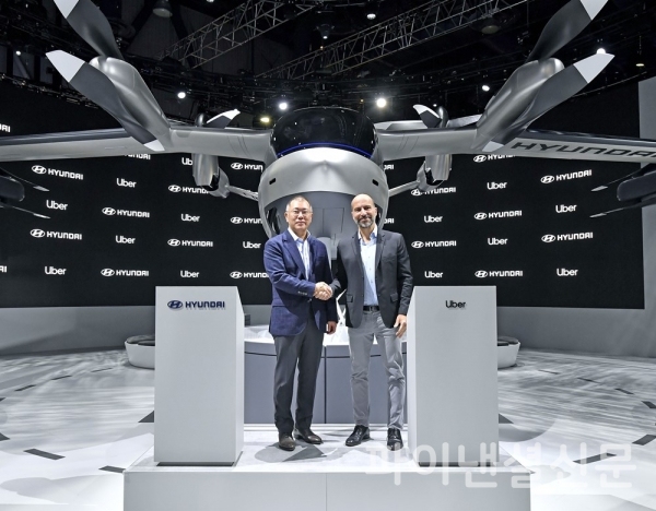 지난 1월 CES2020에서 정의선 현대자동차그룹 수석부회장(왼쪽), 다라 코스로샤히(Dara Khosrowshahi) 우버 CEO(오른쪽)가 'UAM(도심 항공 모빌리티) 사업 추진을 위한 협력 계약'을 체결하고 기념사진을 촬영하는 모습. (사진=현대차)