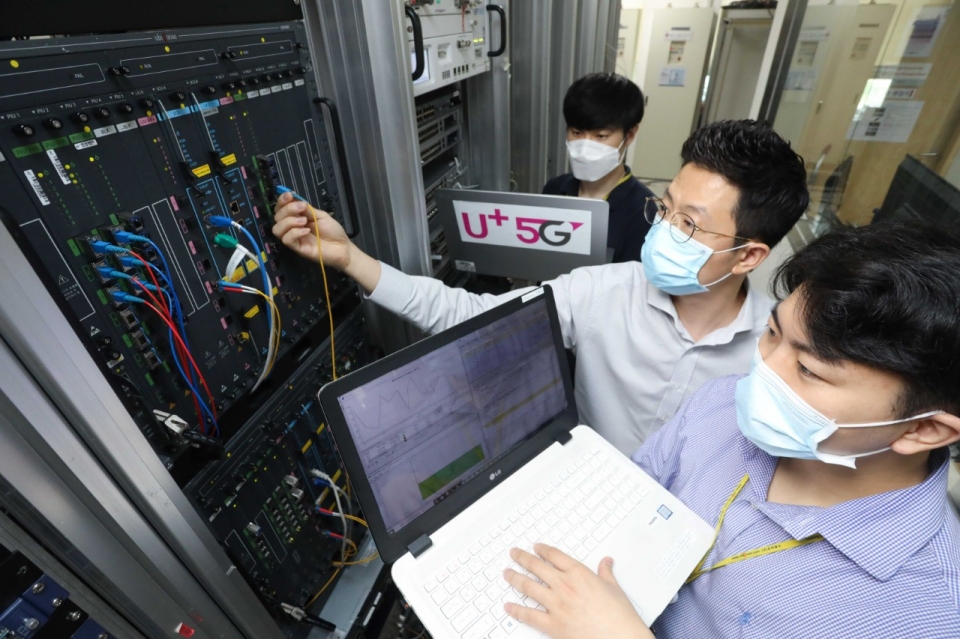 유비쿼스 관계자가 LG유플러스에 공급하는 10기가 인터넷 장비를 점검하고 있는 모습 (사진=LG유플러스)