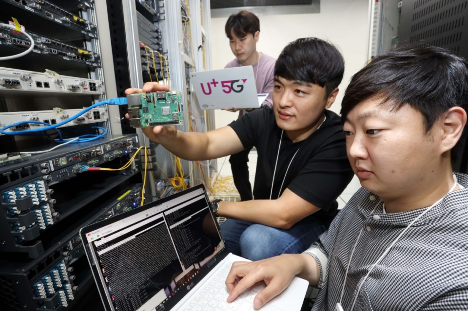 LG유플러스 마곡사옥에서 직원들이 양자내성암호 기술이 적용된 모듈을 들고 있는 모습 (사진=LG유플러스)