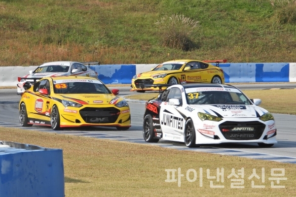 지난해 CJ슈퍼레이스 최종전에서 질주하는 GT클래스 경주차들 (사진=황병우 기자)
