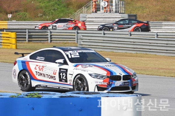 지난해 최종전에서 역주하는 카이즈유 탐앤탐스팀의 BMW M클래스 경주차 (사진=황병우 기자)