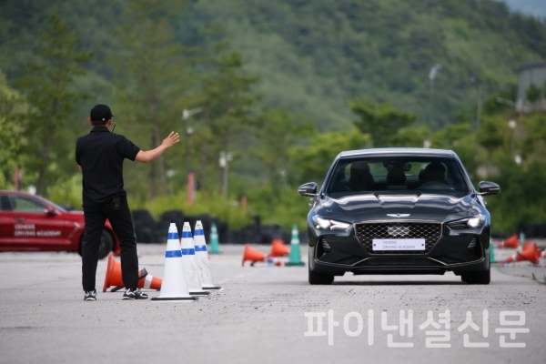G70을 이용한 제네시스 드라이빙 익스피리언스 진행 모습. (사진=현대차그룹)