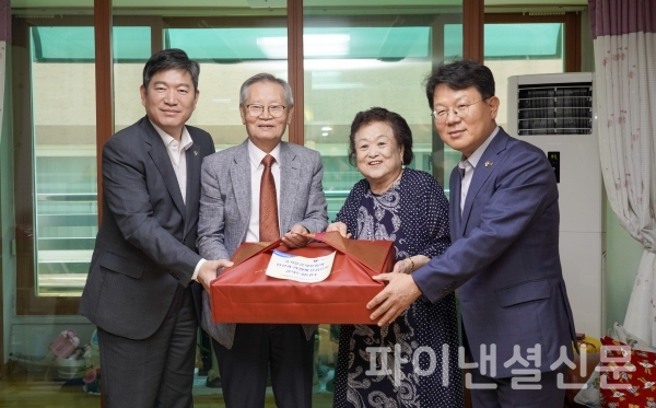 16일, 김광수 NH농협금융지주 회장(사진 오른쪽 1번째)과 오진영 서울지방보훈청장(사진 왼쪽 1번째)이 마포구에 거주하시는 6.25전쟁 부부 참전유공자의 자택을 방문해 우리농축산물 꾸러미를 전달하고 위로의 시간을 가진 뒤 기념촬영을 하고 있다./사진=농협금융
