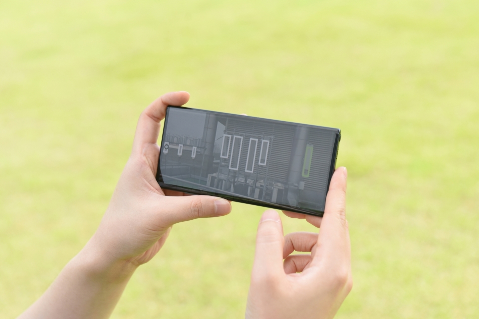 삼성 5G 네트워크 성능 최적화 솔루션을 탑재한 드론으로 촬영한 안테나와 기지국 정보를 스마트폰으로 확인하는 모습 (사진=삼성전자)