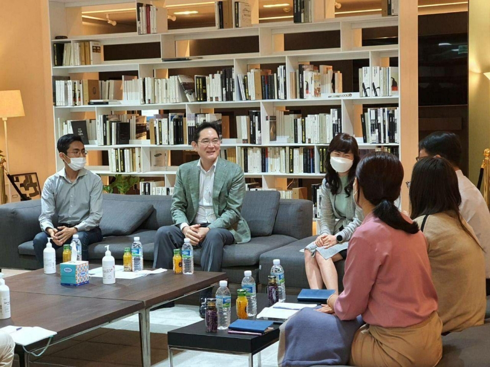 이재용 삼성전자 부회장이 23일 삼성전자 생활가전사업부를 방문해 직원들을 격려하는 모습 (사진=삼성전자)