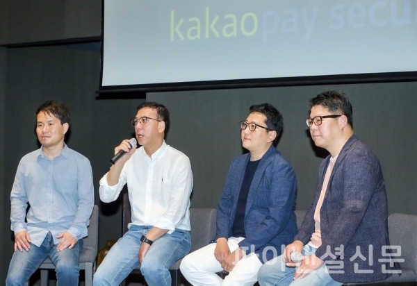 김대홍 카카오페이증권 대표(왼쪽 두번째)와 카카오페이증권 관계자들이 기자단의 질의에 답변하고 있다. (사진=카카오페이증권)