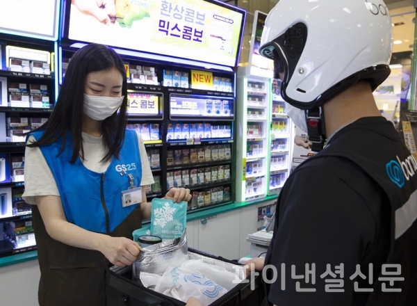 GS25 직원이 아이스크림 배달 서비스 상품을 보냉팩과 아이스팩으로 포장하고 있다. (사진=GS25)
