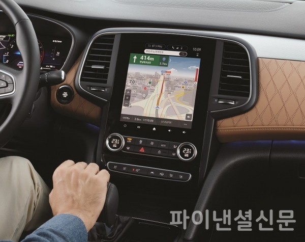 더 뉴 SM6 실내에는 세로형 디스 플레이인 9.3인치 이지 커넥트(Easy Connect)를 탑재했으며, 공조기능은 물리버튼으로 별도 분리했다. (사진=르노삼성차)