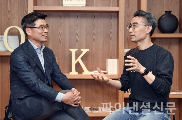기아차 송호성 사장(왼쪽)과 코드42 송창현 대표(오른쪽)가 상호 협업 방안에 대해 의견을 나누고 있다. (사진=기아차)