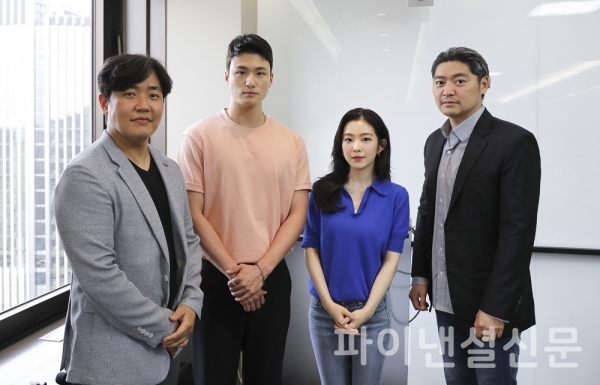 대본 리딩에 참석한 관계자가 기념 촬영을 하는 모습. 왼쪽부터 유현중 KT 모바일미디어사업담당, 배우 신승호, 배우 배주현(레드벨벳 아이린), 백승환 영화감독 (사진=KT)