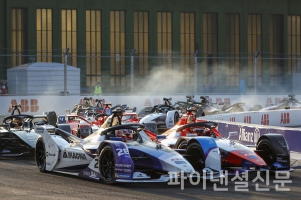 포뮬러 E 챔피언십 8라운드에서 BMW 경주차가 다른 경주차들과 선두다툼을 하는 모습 (사진=BMW)