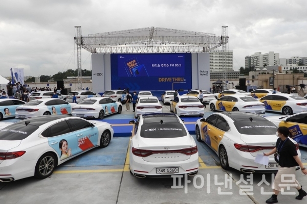 SK텔레콤 노트20 개통행사에 참석한 고객들은 차 안에서 안전하게 공연을 감상했다. (사진=황병우 기자)