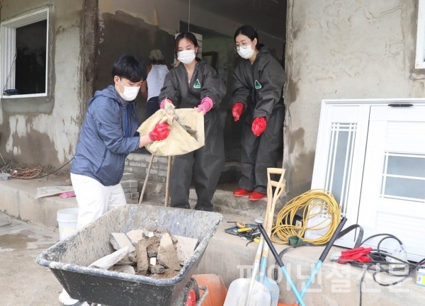 13일 콘진원 임직원들이 나주시 다시면 산두노인회관을 방문해 집중호우로 피해를 입은 수해지역 복구를 위해 현장에서 폐기물들을 치우고 있다. (사진=콘진원)