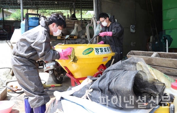 콘진원 임직원들이 나주시 다시면 산두노인회관을 방문해 집중호우로 피해를 입은 수해지역 복구를 위해 현장에서 토사를 제거하고 있다. (사진=콘진원)