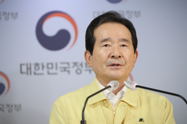 정세균 국무총리가 지난 18일 오후 정부서울청사 합동브리핑실에서 코로나19 방역 강화 방안을 발표하고 있다. (사진=연합)