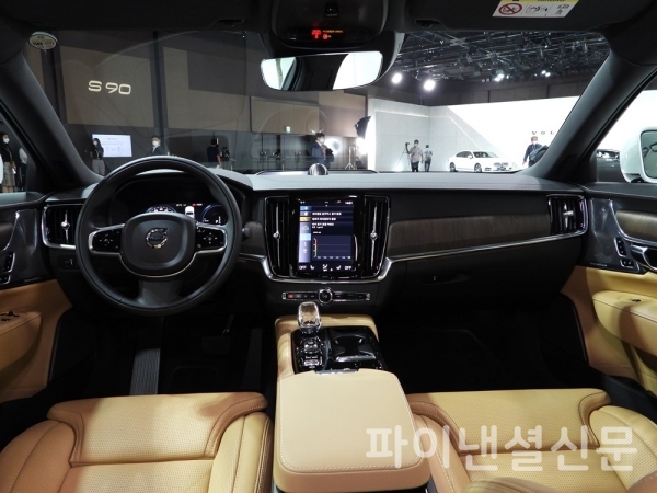 볼보 신형 S90 실내 (사진=황병우 기자)