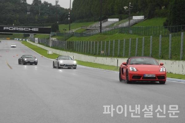 포르쉐 월드 로드쇼 2020에서는 타이칸 뿐만 아니라 2도어 스포츠카, 4도어 세단 및 SUV 등을 모두 경험할 수 있었다. 사진은 2도어 스포츠카 세션 주행 모습 (사진=황병우 기자)