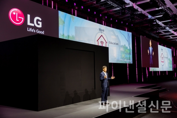김경호 LG전자 BS사업본부 유럽사업담당 부사장이 씽큐 홈을 소개하고 있다. (사진=LG전자)
