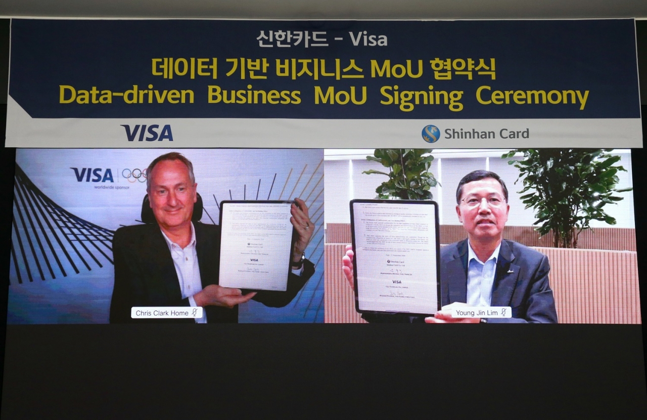 (왼쪽부터) 크리스 클락 Visa 아시아태평양 총괄 대표, 임영진 신한카드 사장 (사진=신한카드)