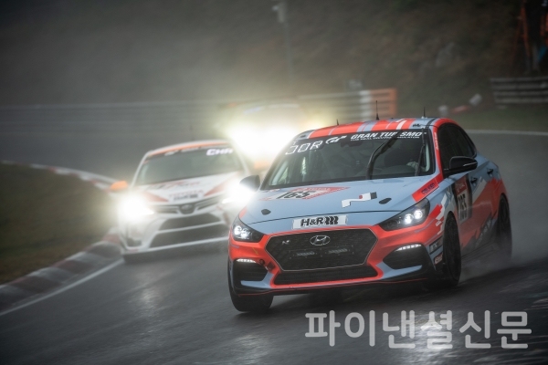 많은 비가 내리는 악천후 속에서 질주하는 현대 i30 패스트백 N 경주차 (사진=현대차)