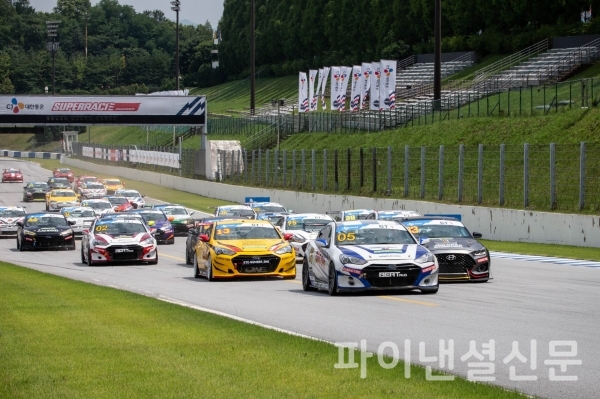 슈퍼레이스 챔피언십 2020시즌 3라운드 GT클래스 결승 모습 (사진=슈퍼레이스)