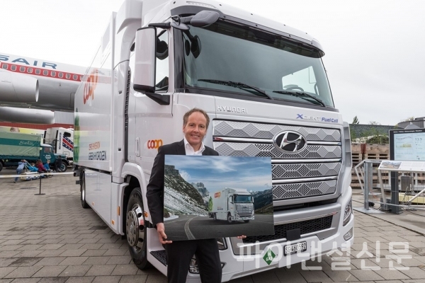 현대자동차 '엑시언트 수소전기트럭' 차량 앞에서 스위스 고객사 Coop 관계자가 기뻐하는 모습 (사진=현대차)