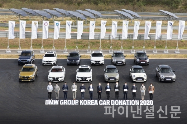 BMW그룹 코리아가 13일 인천 영종도 BMW 드라이빙 센터에서 총 12개 학교 및 정부기관에 BMW 및 MINI 차량 12대를 전달했다. (사진=BMW)
