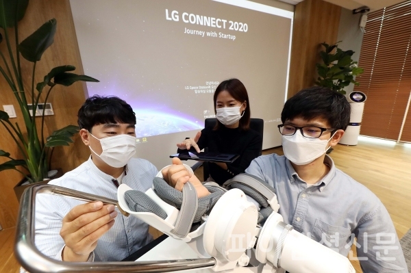 LG가 14일부터 15일까지 이틀간 온라인을 통해 누구나 참여가능한 스타트업 행사 'LG 커넥트'에 참가한 '에이치로보틱스' 직원이 재활 보조용 로봇 수트를 시연하고 있다./사진=LG