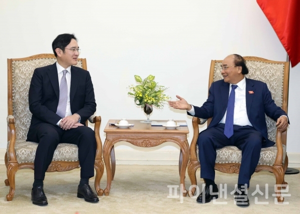 이재용 삼성전자 부회장(왼쪽)은 20일 베트남 하노이 총리실에서 응우옌 쑤언 푹 총리를 예방하고 협력 방안을 논의했다./사진=연합