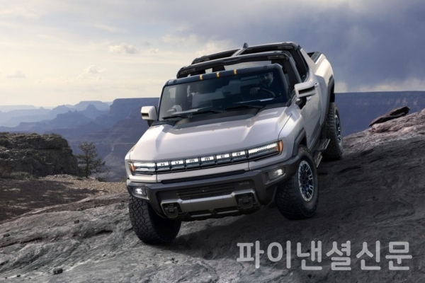 제너럴모터스(GM)은 LG화학과 공동으로 개발한 '얼티엄 배터리' 탑재 전기 픽업트럭 'GMC 허머 EV'를 공개했다. (사진=GM)