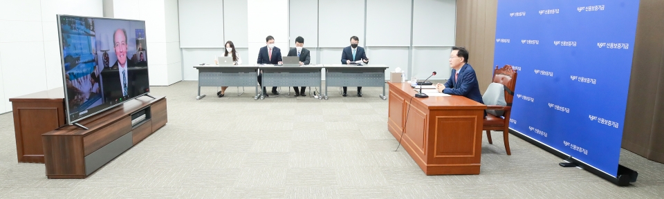 윤대희 신용보증기금 이사장이 국제중소기업금융포럼(SMEFF)이 주관하는 CEO 인터뷰에서 매튜 갬저 국제중소기업금융포럼 대표와 온라인 화상대담을 진행하고 있다./사진=신보