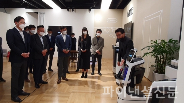이재용 삼성전자 부회장(왼쪽에서 첫번째)이 서빙/배달/안내 등이 가능한 로봇을 살펴보고 있는 모습/사진=삼성전자