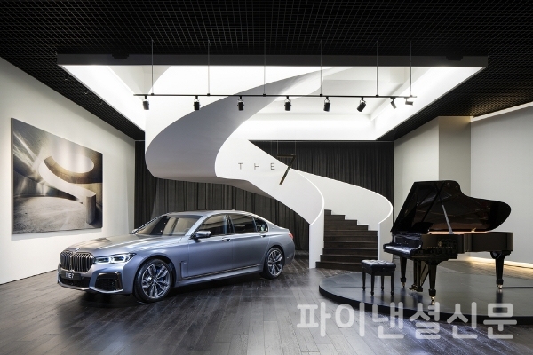 BMW 코리아가 오는 29일까지 운영하는 BMW 콜렉터스 하우스에 전시된 BMW  뉴 7시리즈 (사진=BMW)