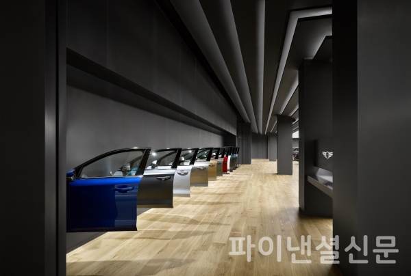 '제네시스 스튜디오 안성' 내에 날개처럼 일렬로 전시된 제네시스 차량 문들 (사진=제네시스)
