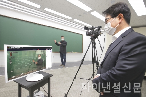 서울 서초구 디지털대성 사옥에 위치한 이러닝 스튜디오에서 KT 커스터머신사업본부 김훈배 전무(사진 오른쪽)와 디지털대성 김희선 대표(사진 왼쪽, 화면 속)가 KT의 온라인교육플랫폼을 활용해 실시간 강의를 시연해보고 있는 모습 (사진=KT)