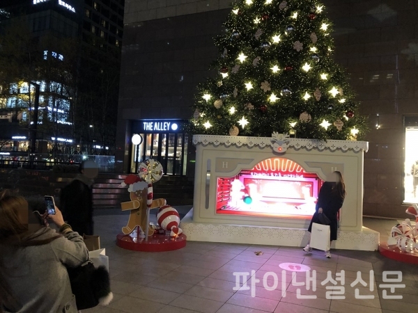 4일 늦은 오후 서울 강남구 삼성동 한 백화점 앞에서 시민이 크리스마스 트리 앞에서 스마트폰으로 사진을 촬영하고 있다. (사진=황병우 기자)