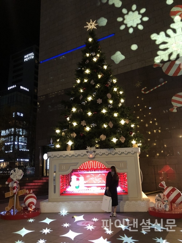 백화점 앞에 조명과 함께 설치된 크리스마스 트리 (사진=황병우 기자)